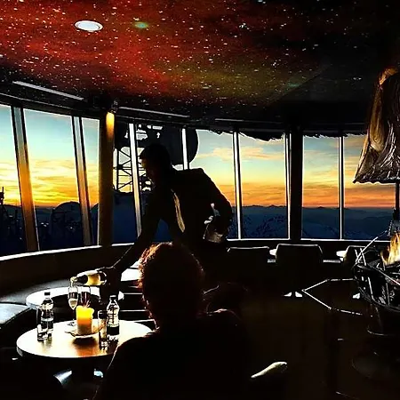 Noc Na Chopku, Rotunda 4*